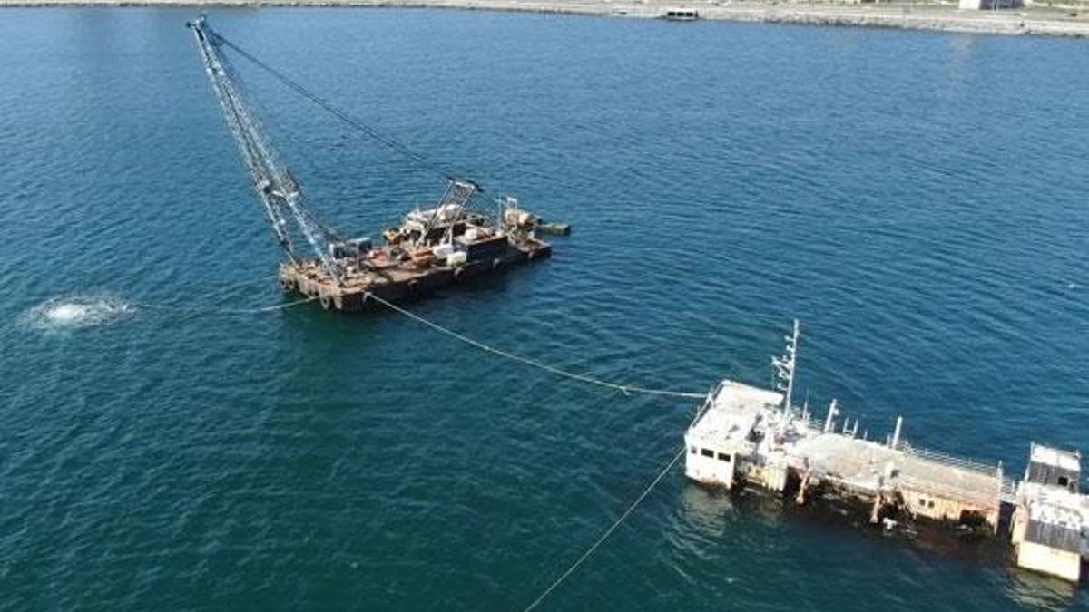 Batık gemi 2 yıl sonra sudan çıkarıldı