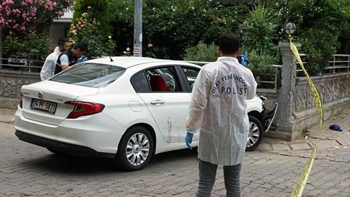 Omzuna falçata saplayan babasını arabayla sürükledi