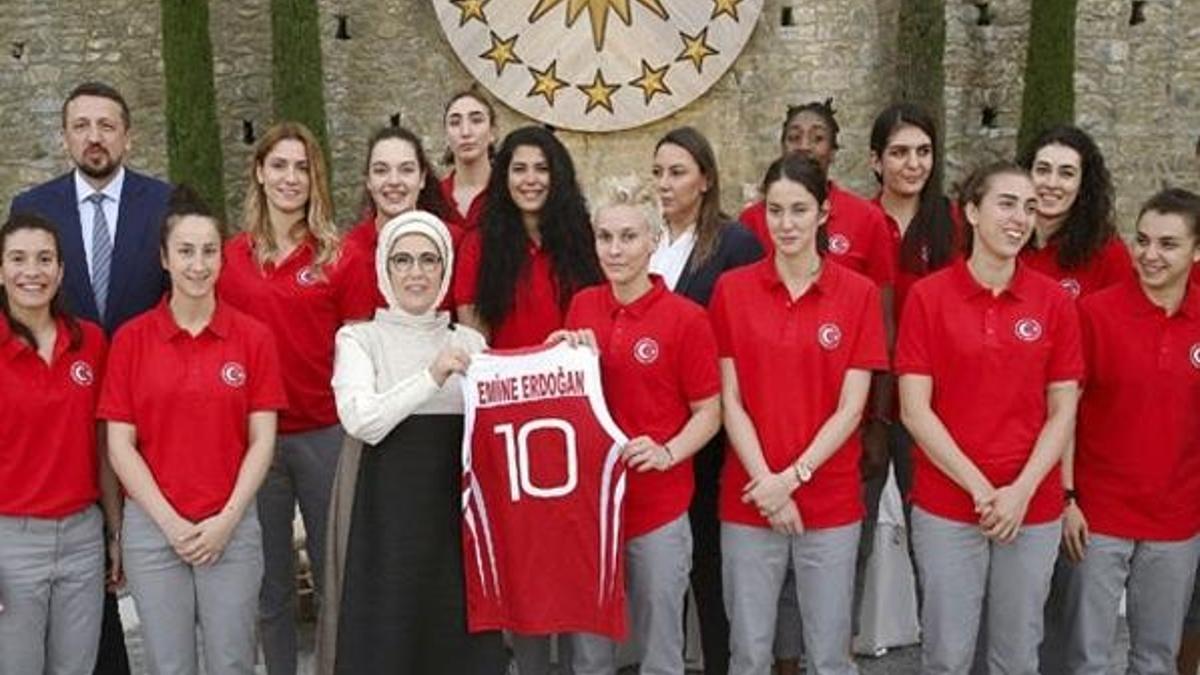 Emine Erdoğan, A Milli Kadın Basketbol Takımı ile bir araya geldi