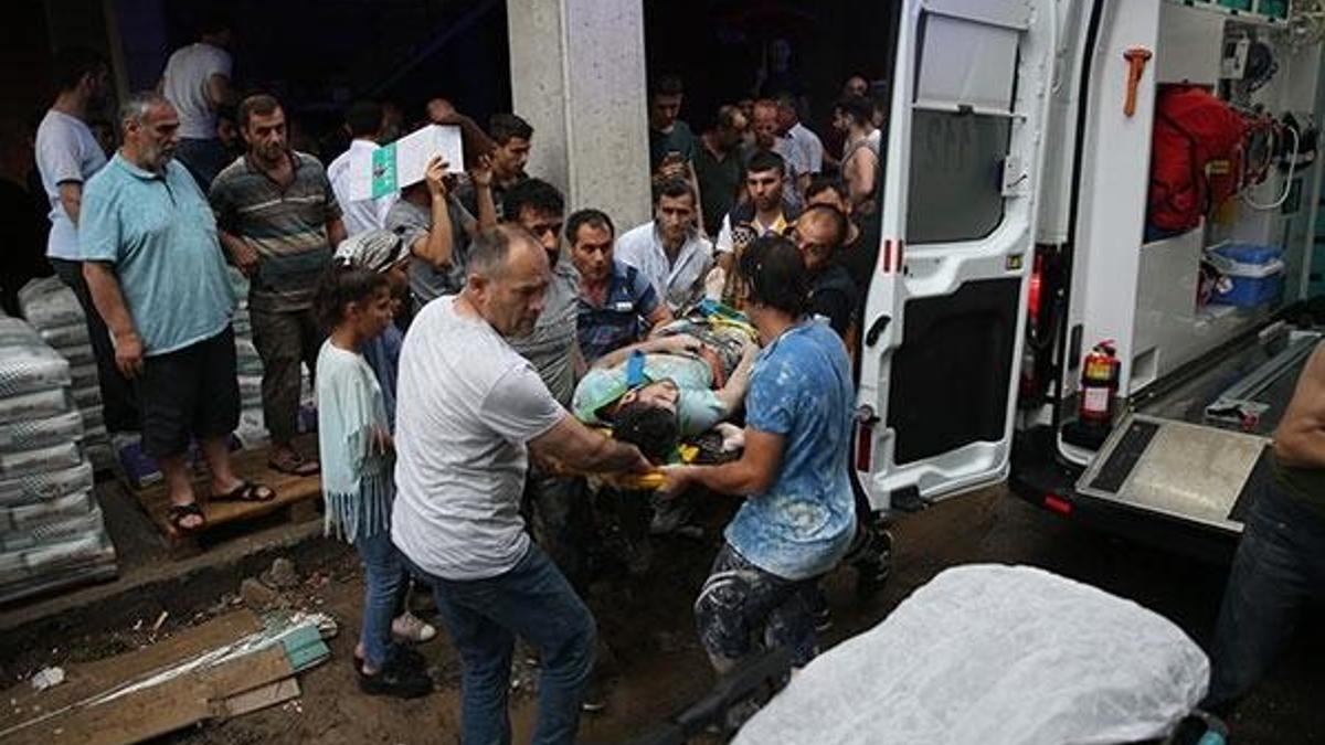 Sakarya'da yıldırım düştü: 1'i ağır 2 yaralı