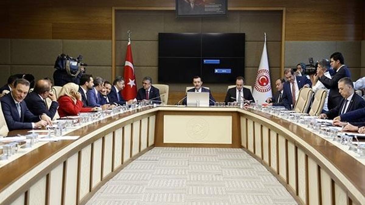 Okula başlama yaşı ve sözleşmeli öğretmenlere erken tayin komisyonda kabul edildi