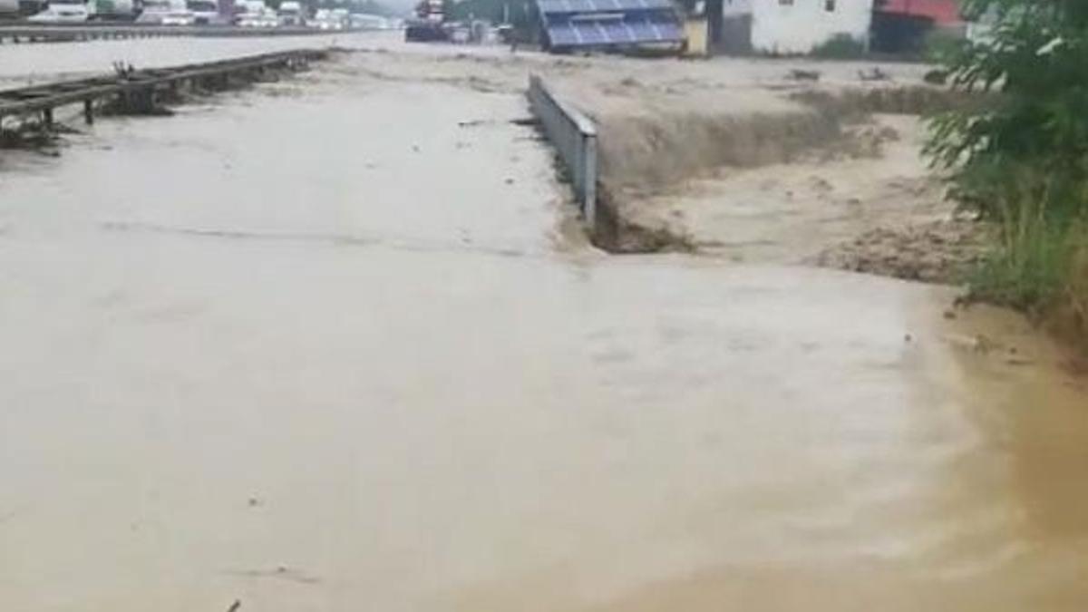 Kocaeli-Sakarya yolu sel nedeniyle çift yönlü trafiğe kapatıldı