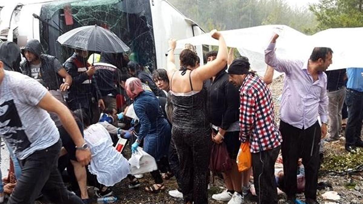 Yolcu otobüsü devrildi: 25 yaralı