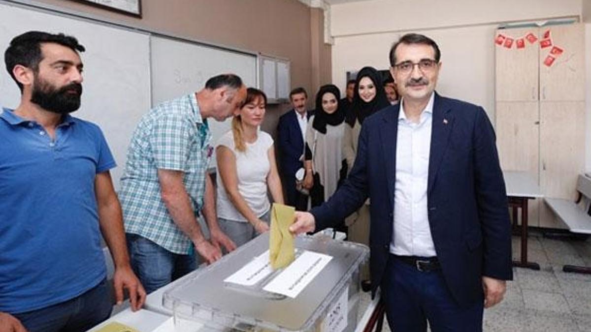Bakan Dönmez oyunu Üsküdar'da kullandı
