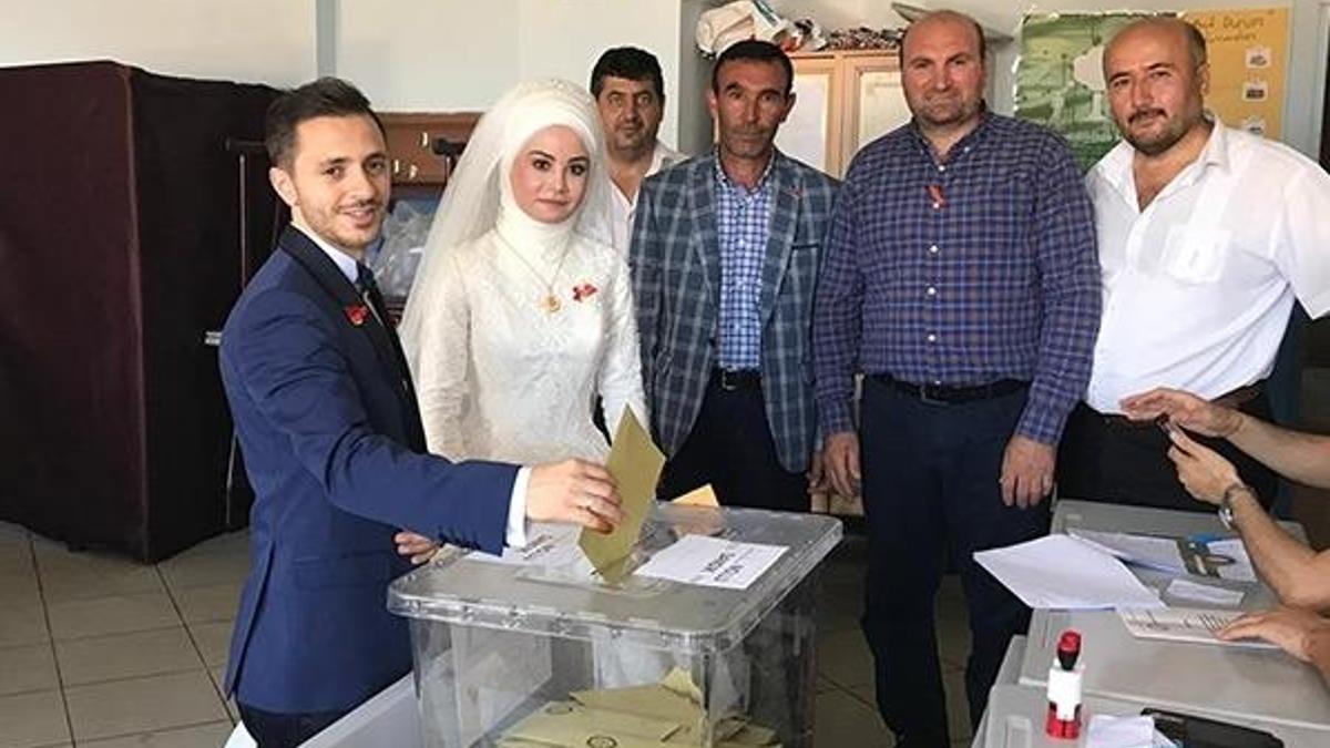 Düğünlerini bırakıp oy kullandılar!