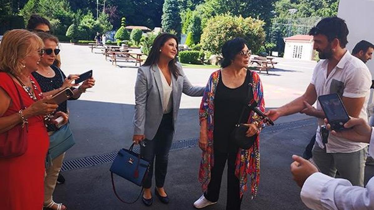 Türkan Şoray ile Sibel Can 15 dakika kala oy kullandı