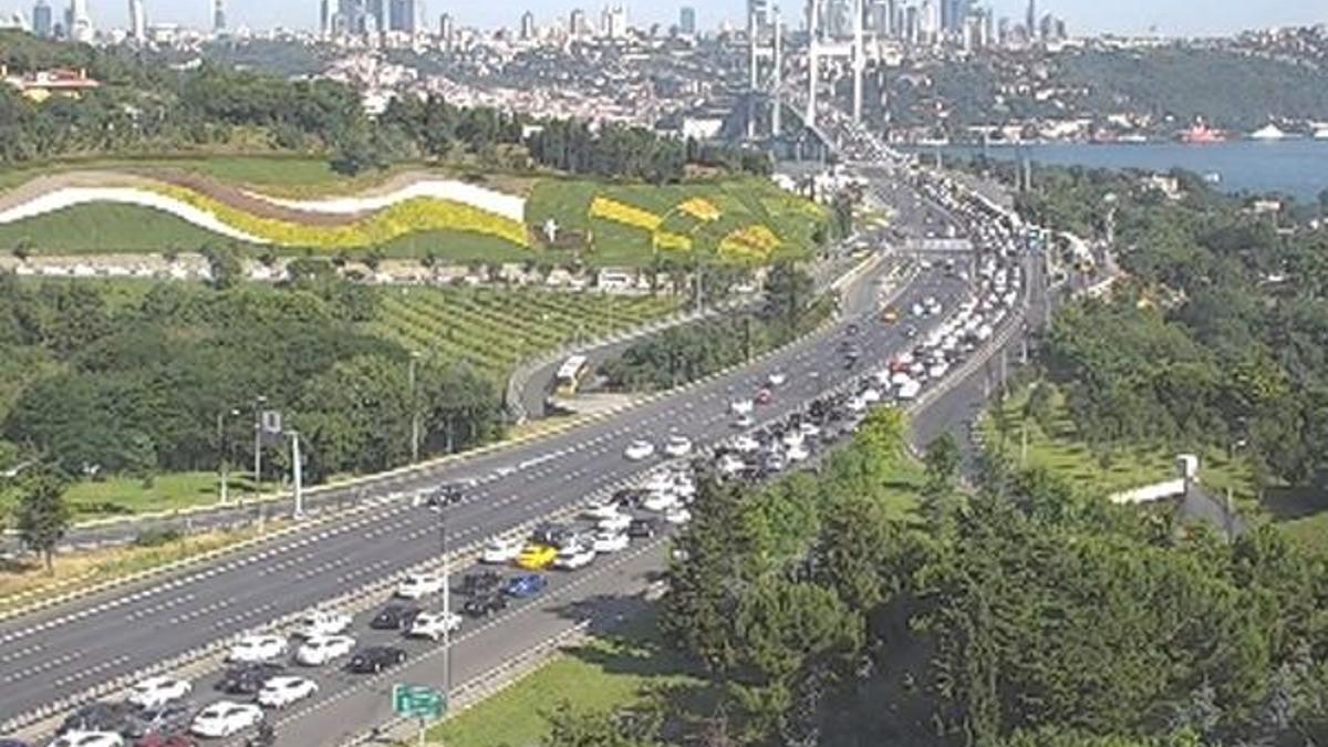 15 Temmuz Şehitler Köprüsü'nde kaza! Araç takla attı