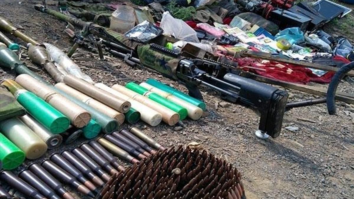 'Pençe' harekatında 3 girişli mağarada silah ve mühimmat ele geçirildi