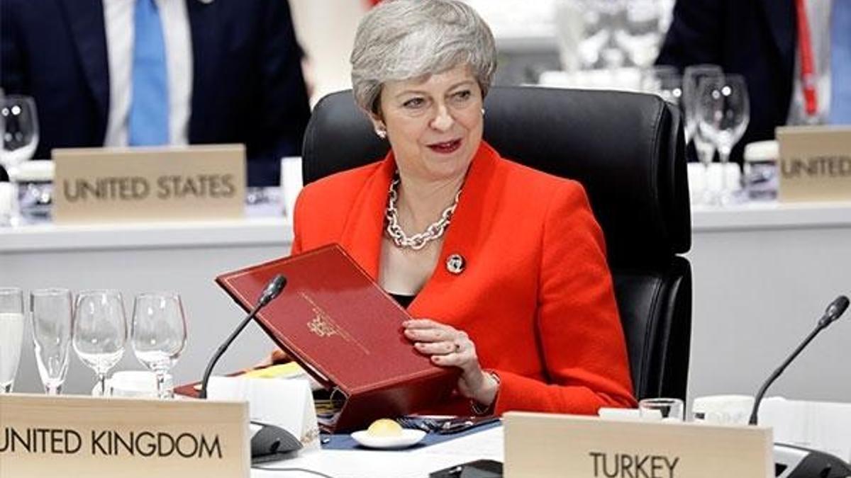 May'den Putin'le görüşme öncesi sert mesaj