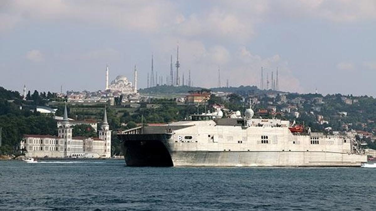 ABD askeri gemisi Boğaz'dan geçti!