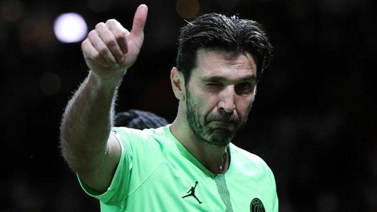 Gianluigi Buffon imzayı atıyor