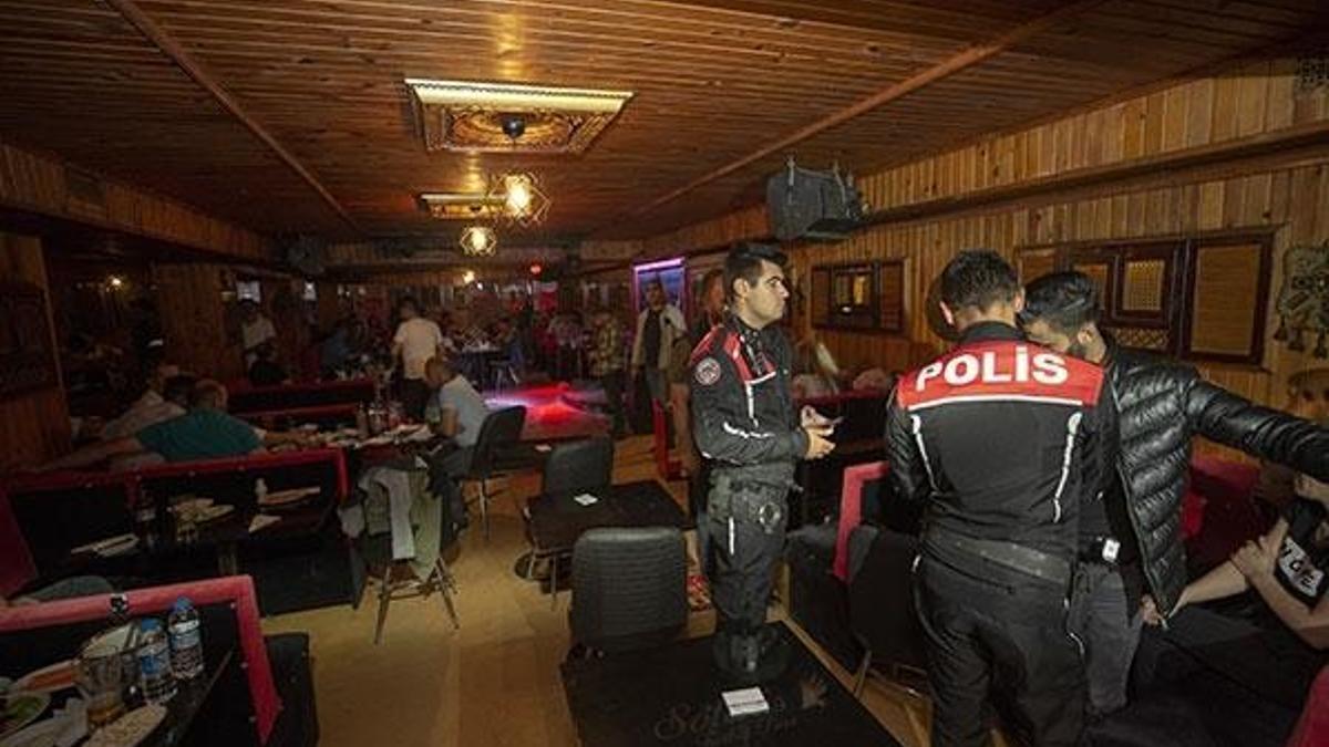 Kaçak çalıştırılan kadınlar gizli bölmede yakalandı