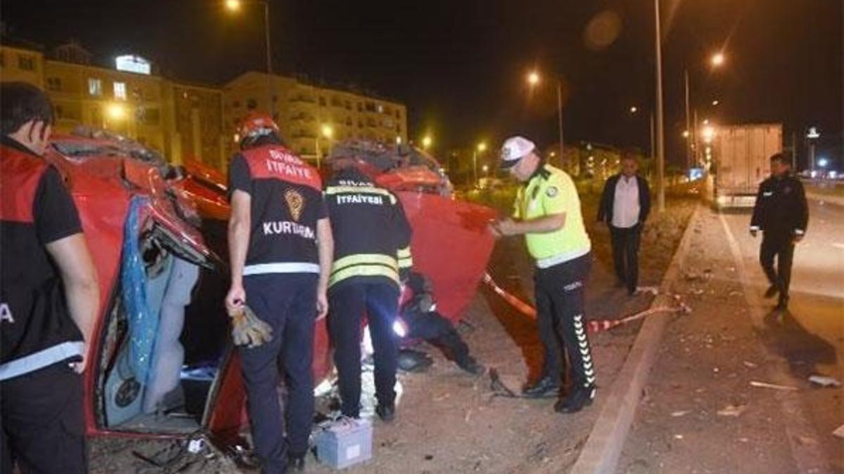 Düğün konvoyundaki otomobil TIR'la çarpıştı: 1 ölü, 3 yaralı