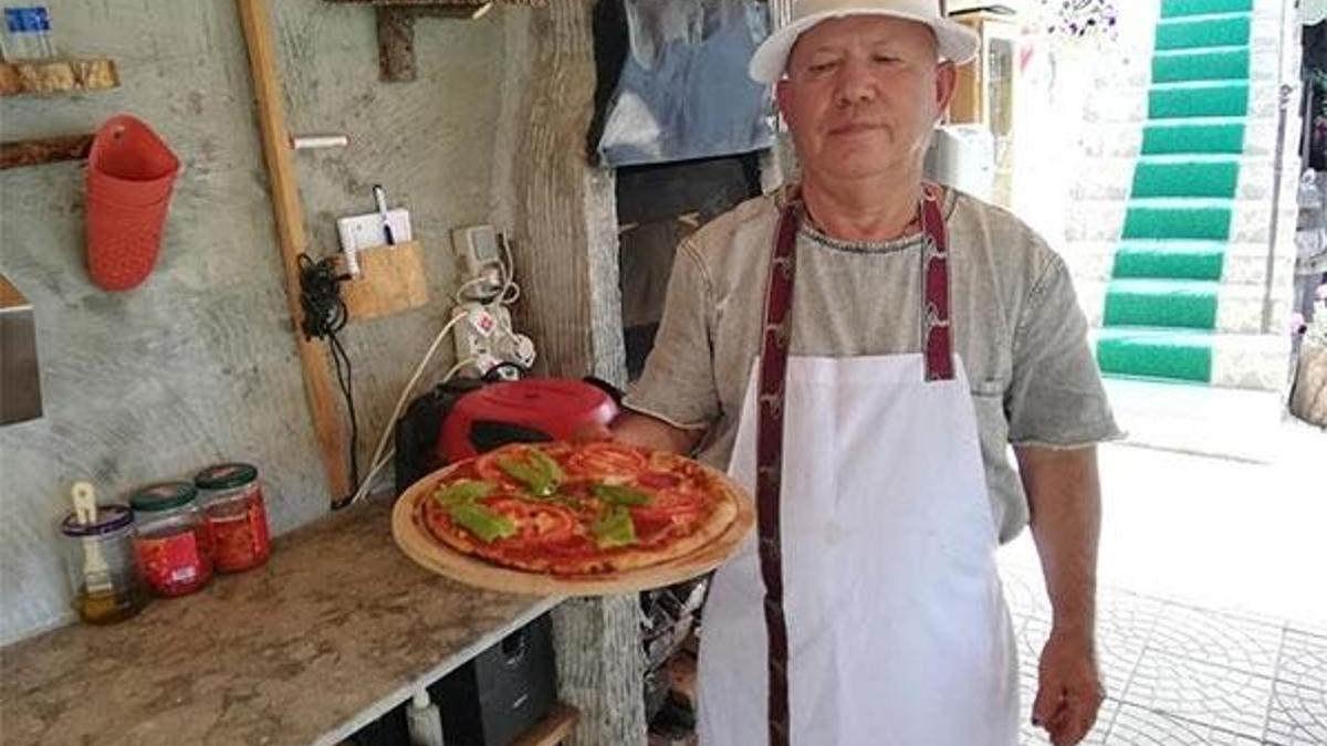 71 yaşında köyüne dönüp pizzacı oldu!