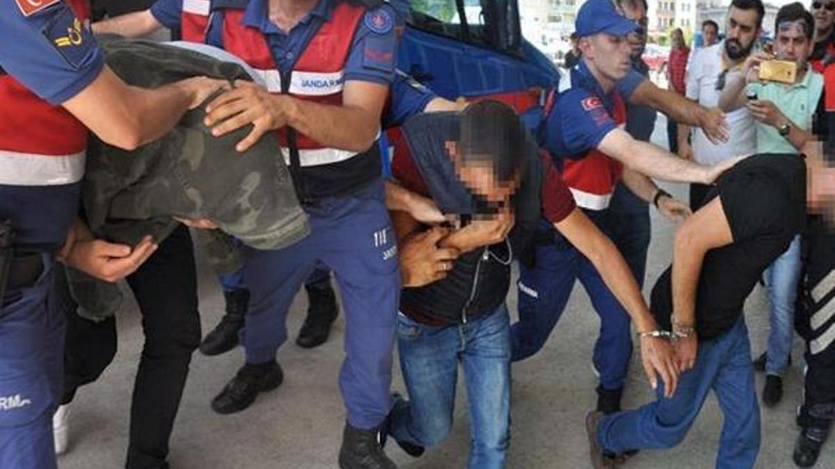Her satırı iğrenç olay… Böyle getirildiler!