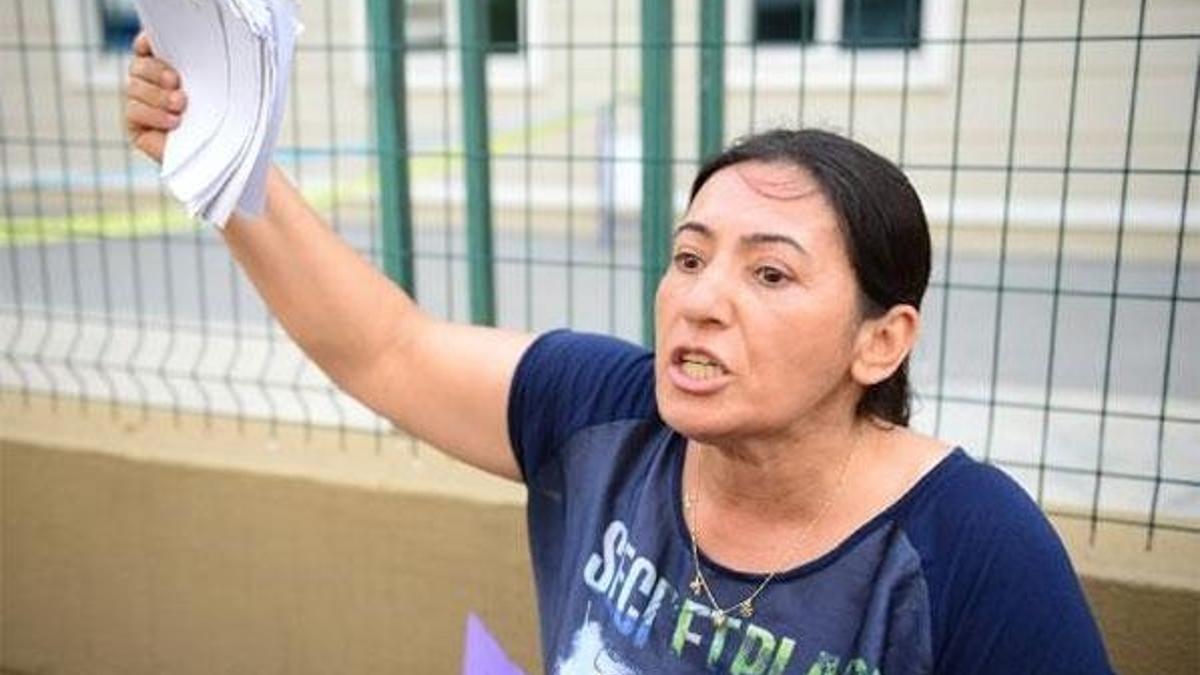 Boşanamayan kadından adliye önünde eylem