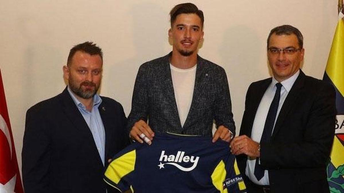 Altay Bayındır resmen Fenerbahçe'de!