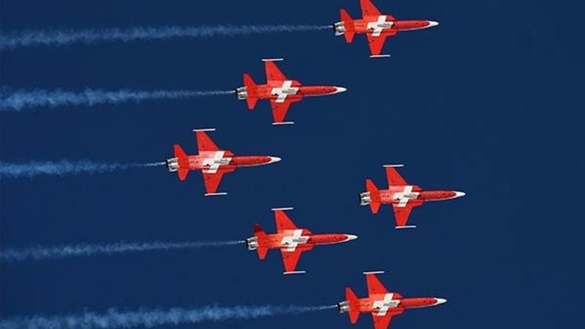 İsviçre'de savaş uçakları yanlış şehrin üzerinde gösteri yaptı
