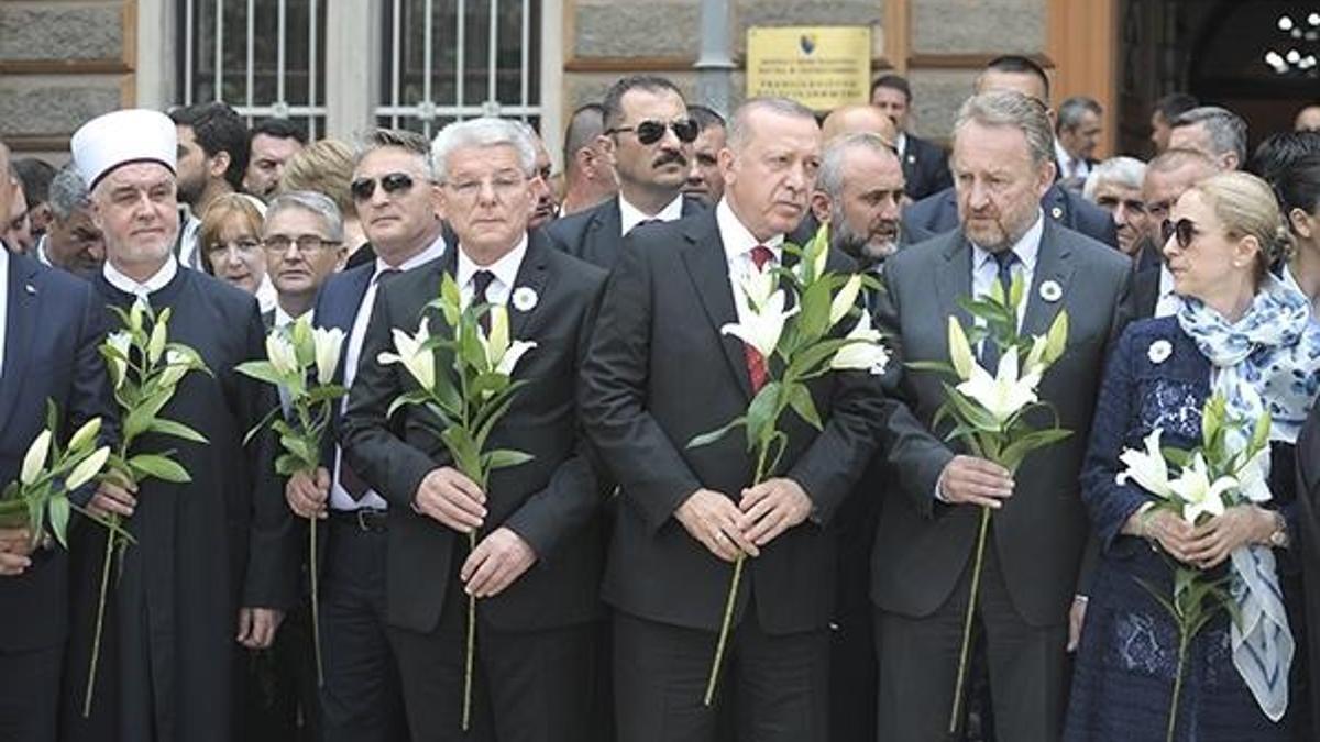 Cumhurbaşkanı Erdoğan, Srebrenitsa Soykırımı kurbanları anısına düzenlenen geçit törenine katıldı