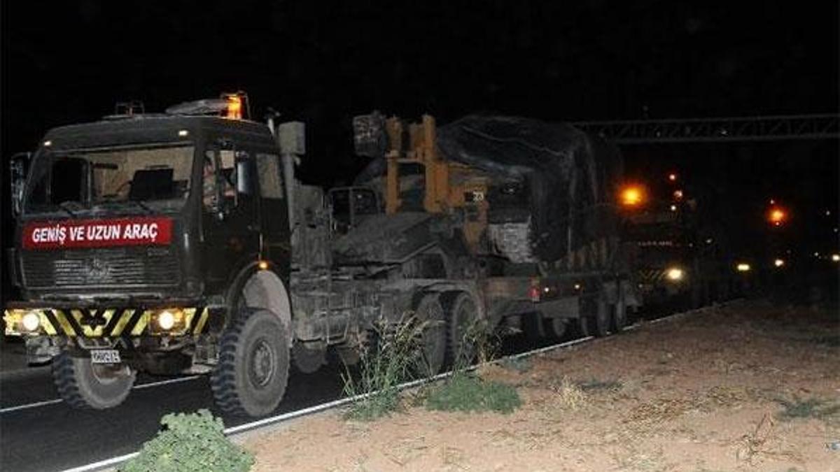 Akçakale'ye askeri sevkiyat sürüyor
