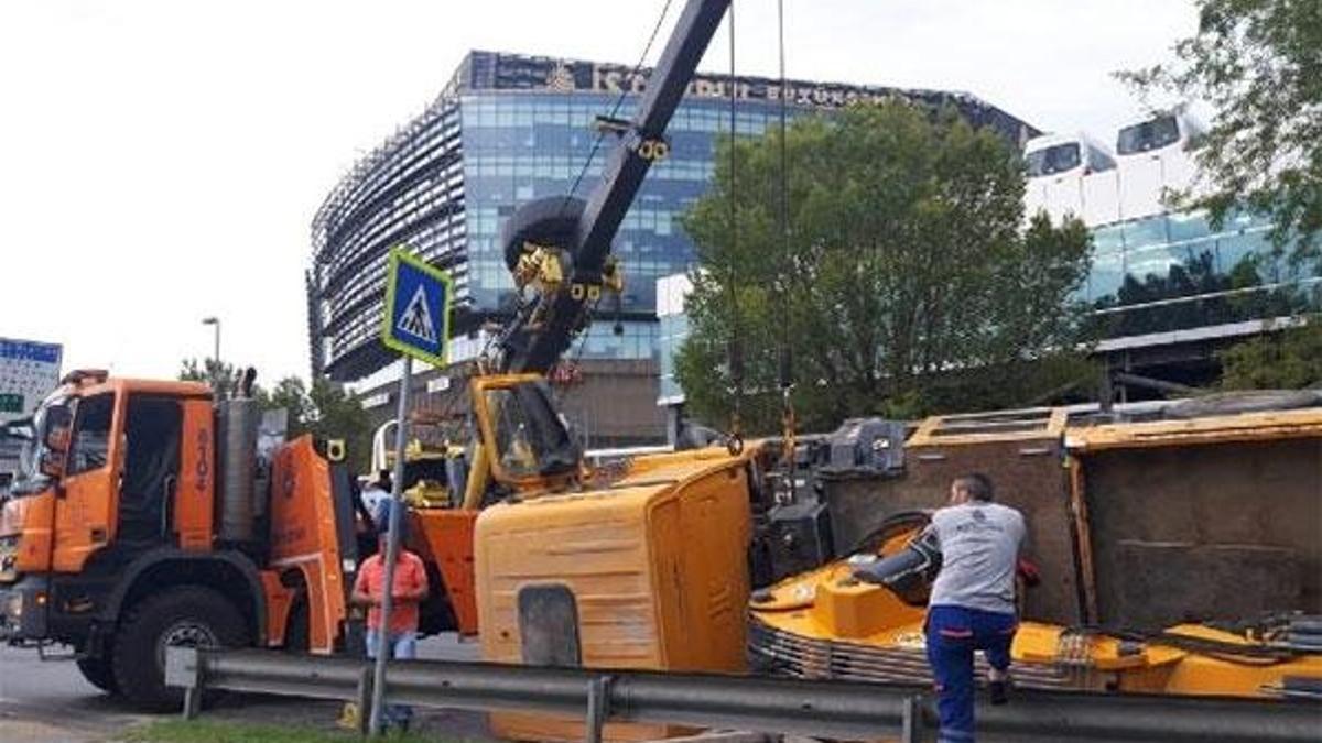 Bakırköy'de seyir halindeki vinç devrildi