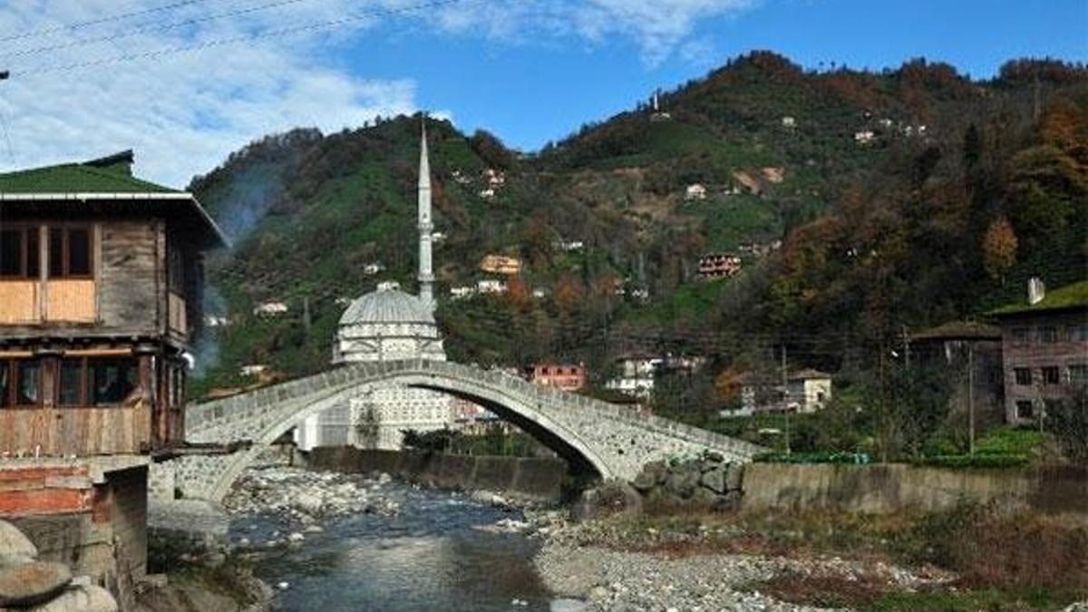 Rize'de 300 yıllık kemer köprü çöktü