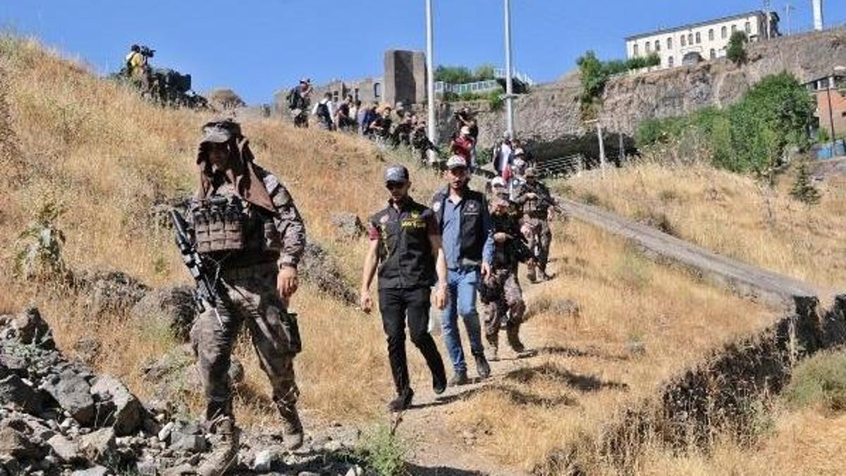 Hevsel Bahçeleri'nde 300 polisle uyuşturucu operasyonu