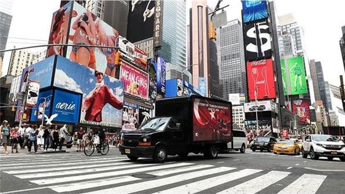 15 Temmuz New York'ta dijital ekranlı kamyonetle anlatıldı