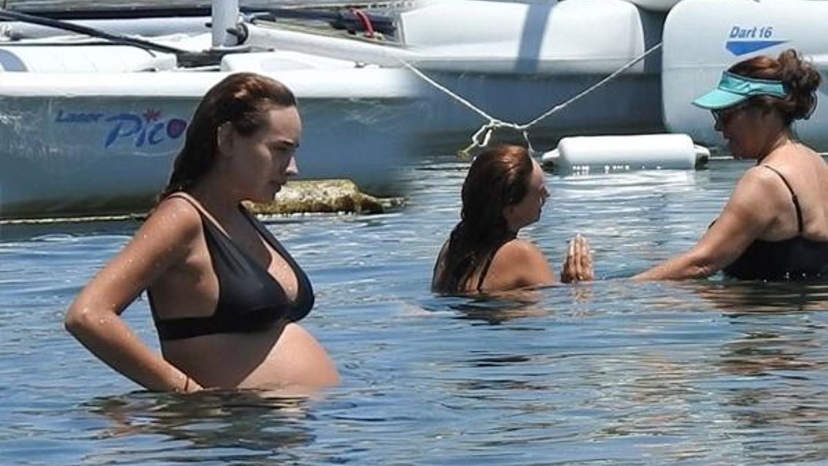 Seda Bakan kayınvalide eşliğinde yüzdü