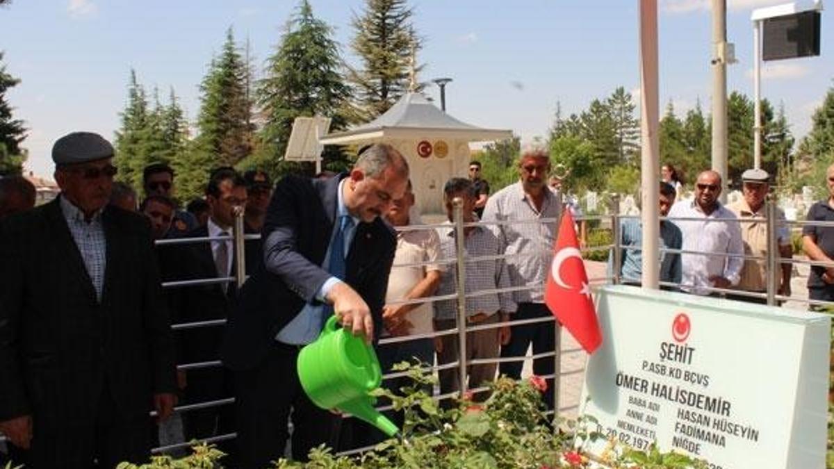 Adalet Bakanı Gül, şehit Ömer Halisdemir'in mezarını ziyaret etti