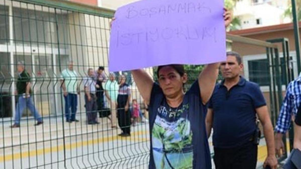 'Boşanmak istiyorum' diye pankart açmıştı! Bakanlık devreye girdi