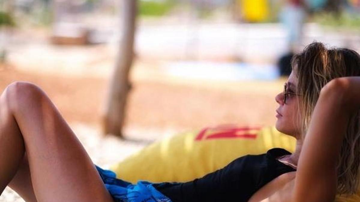 Burcu Biricik'ten plaj pozu