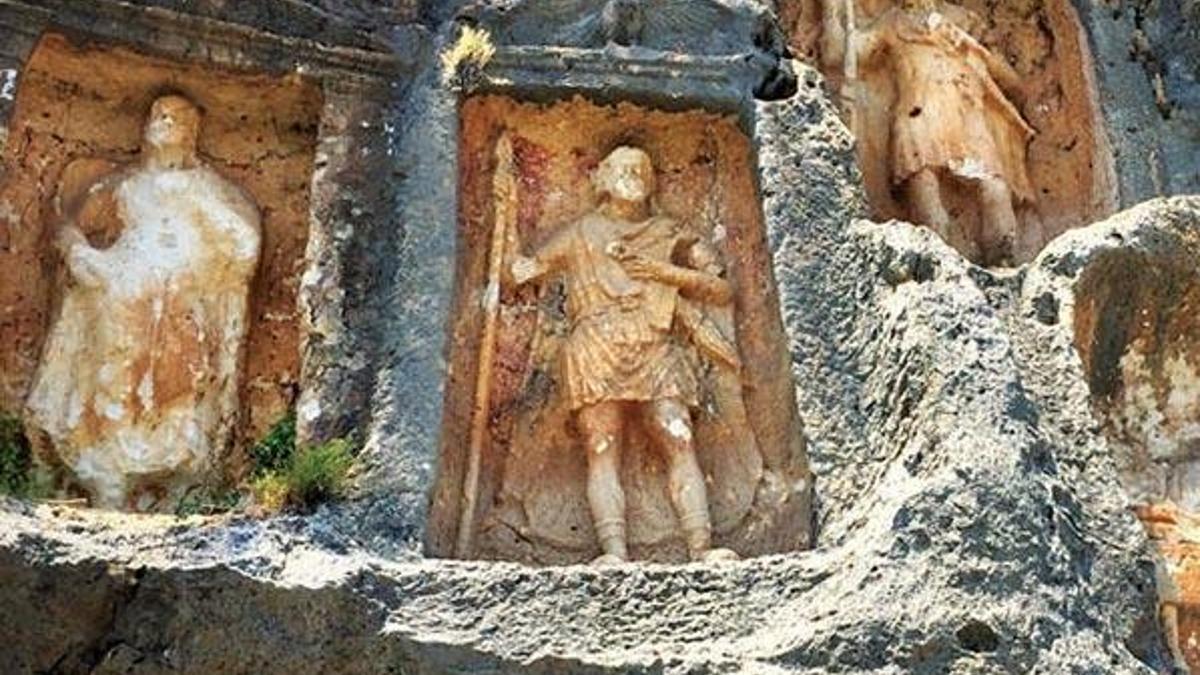 Defineciler Adamkayalar anıtını talan etti