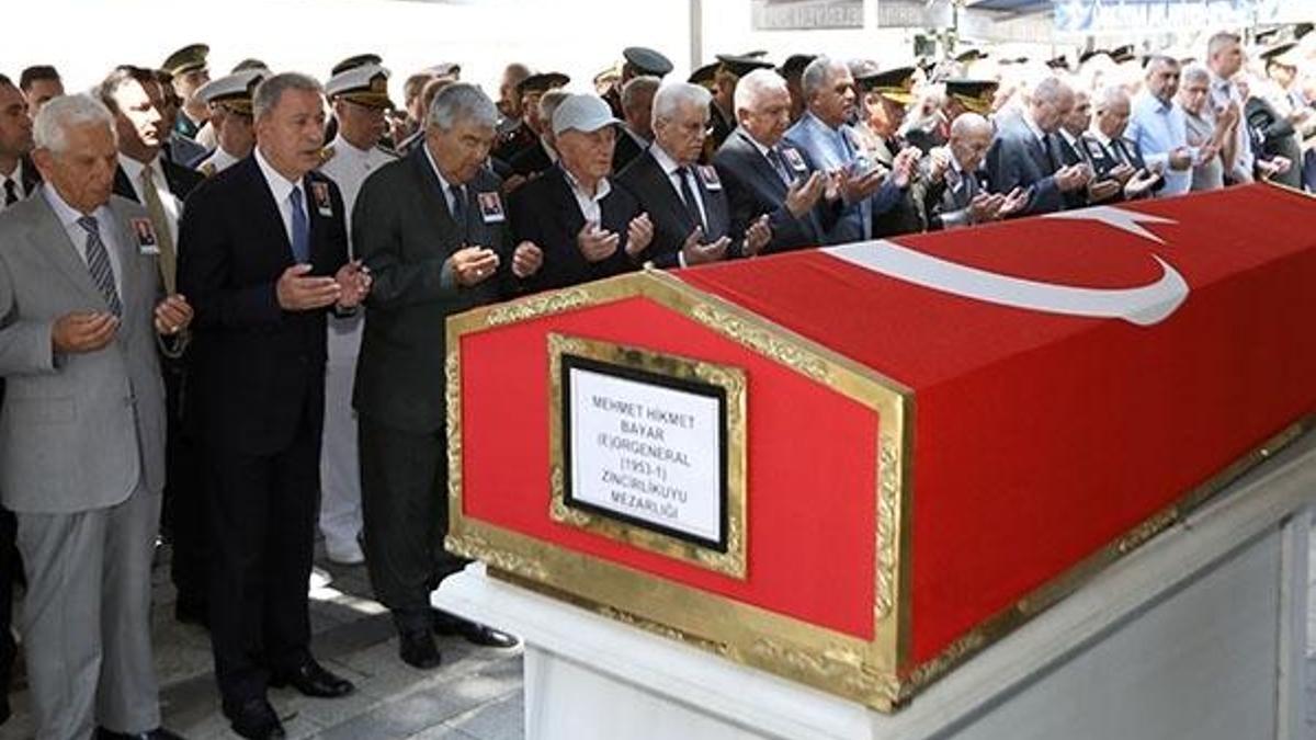Bakan Akar ve TSK'nin komuta kademesinden eski komutana veda
