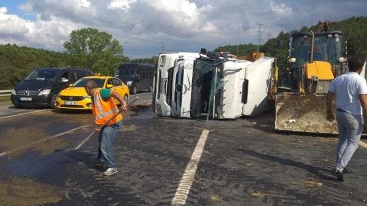 İstanbul'da kamyon devrildi! Trafik kilit