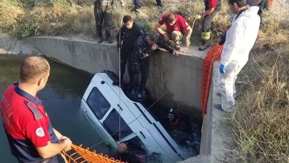 Otomobil sulama kanalına düştü 2 kişi öldü