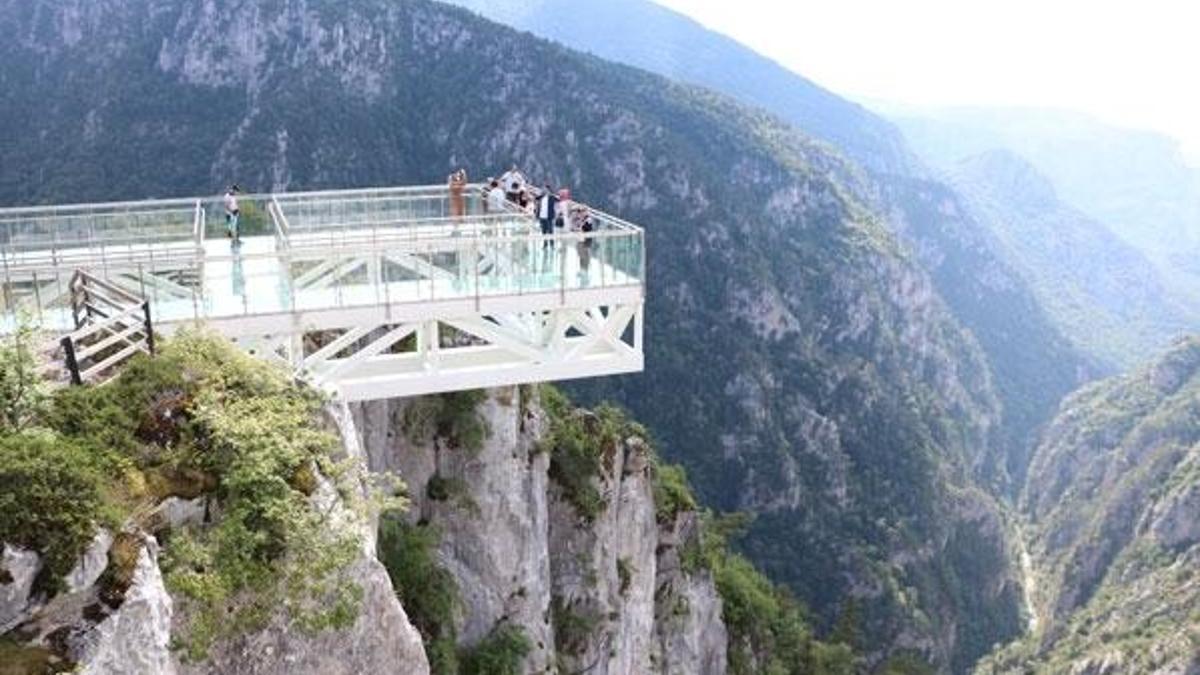 450 metre yükseklikteki cam terasa ziyaretçi ilgisi