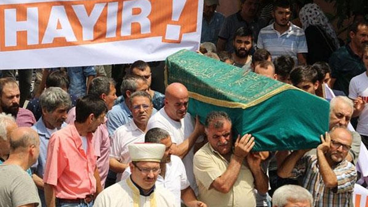 Ailesi ve yakınlarından cenazede pankartlı tepki!