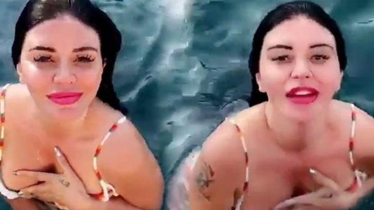 Ebru Polat kıyafetleriyle denize girdi