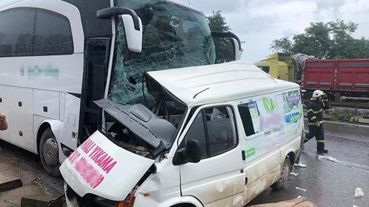 Yolcu otobüsü ile minibüs çarpıştı: 3 ölü 11 yaralı