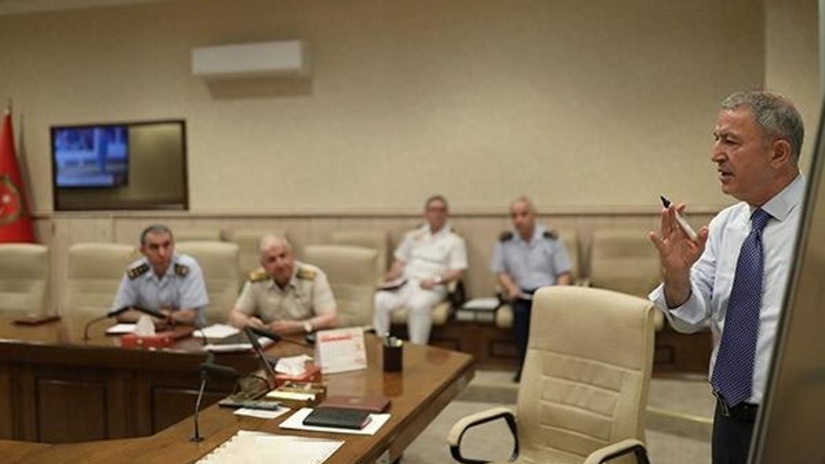 Bakan Akar ve komutanlar Fırat'ın doğusuna harekatı görüştü!
