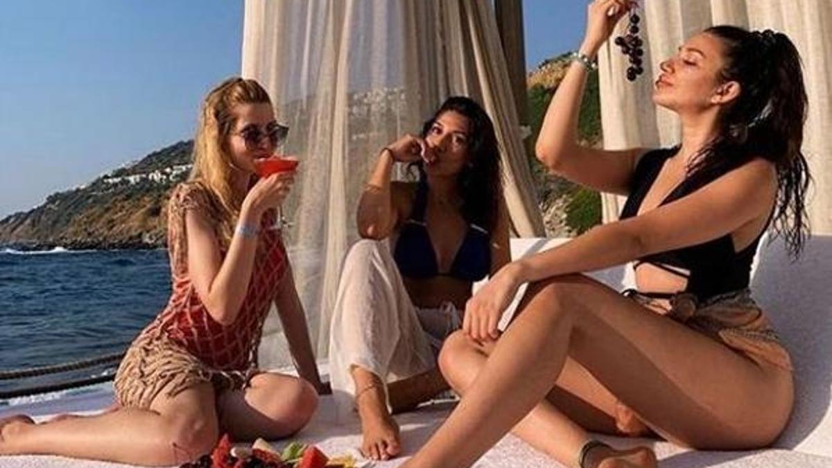 Rafet El Roman'ın kızları tatil pozlarıyla olay oldu