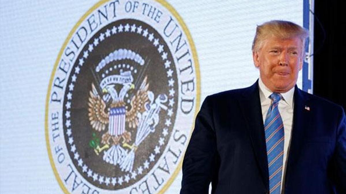 Trump, kendisiyle alay edilen sahte başkanlık forsu önünde konuştu