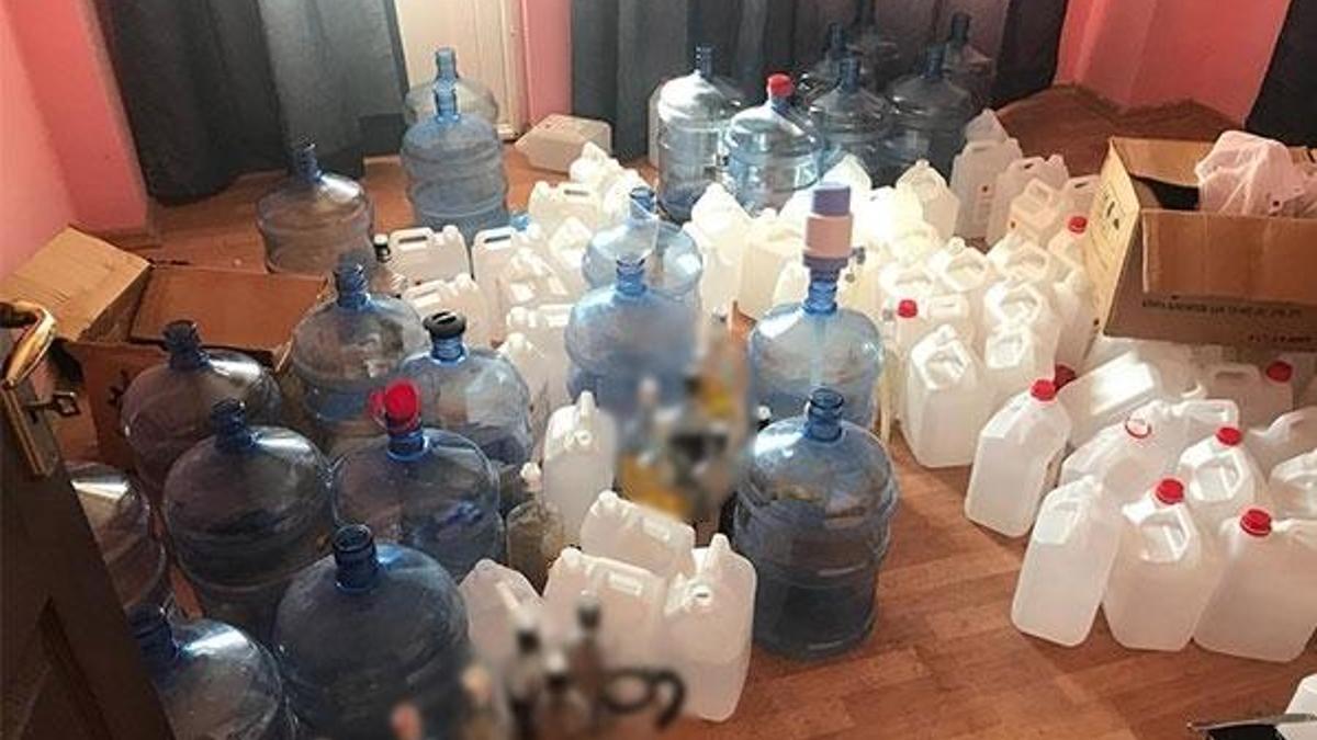 İçki imalathanesi gibi eve polis baskını