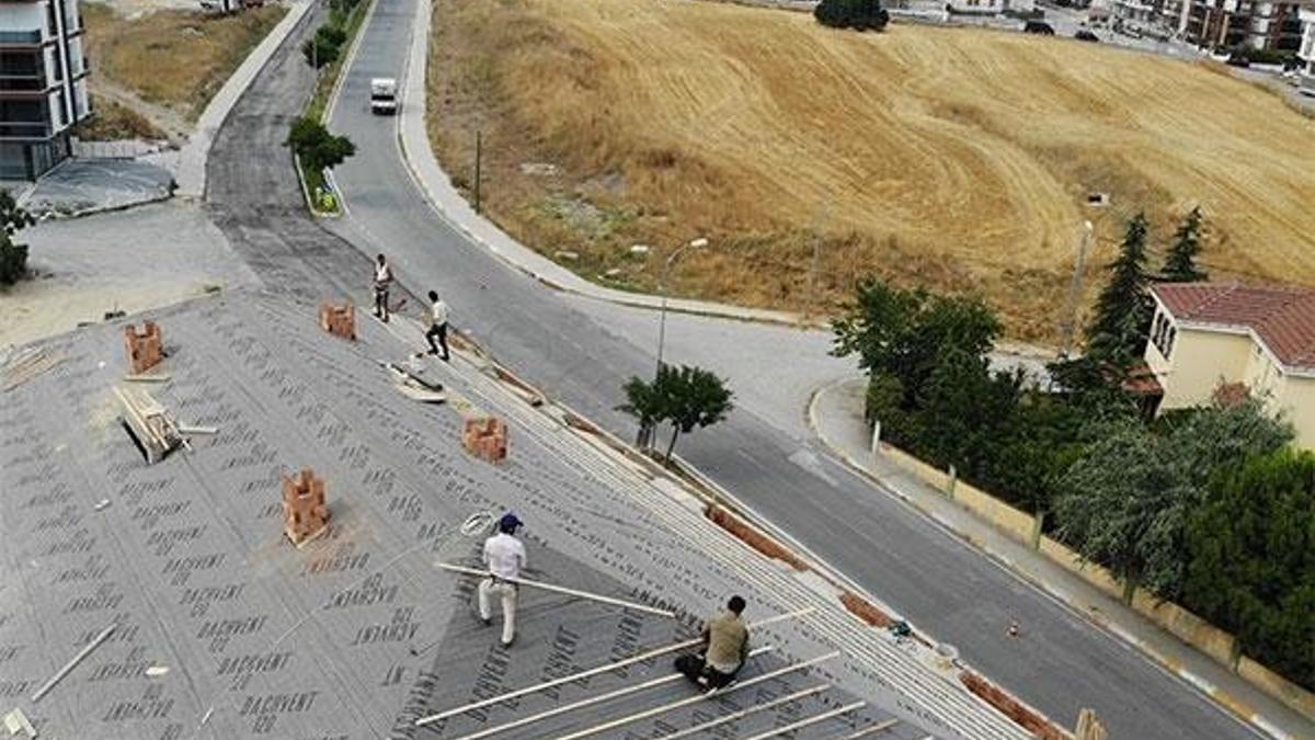 İnşaatın çatısında yürekleri ağza getirdiler
