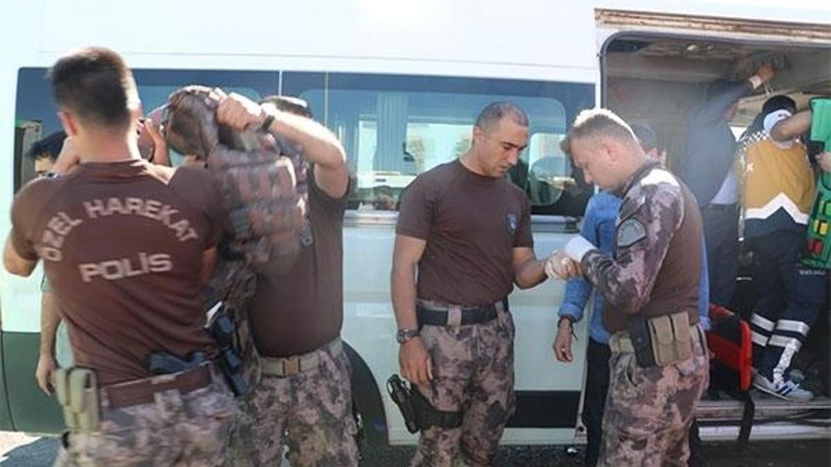 Özel harekatçıları taşıyan servis kamyonetle çarpıştı!