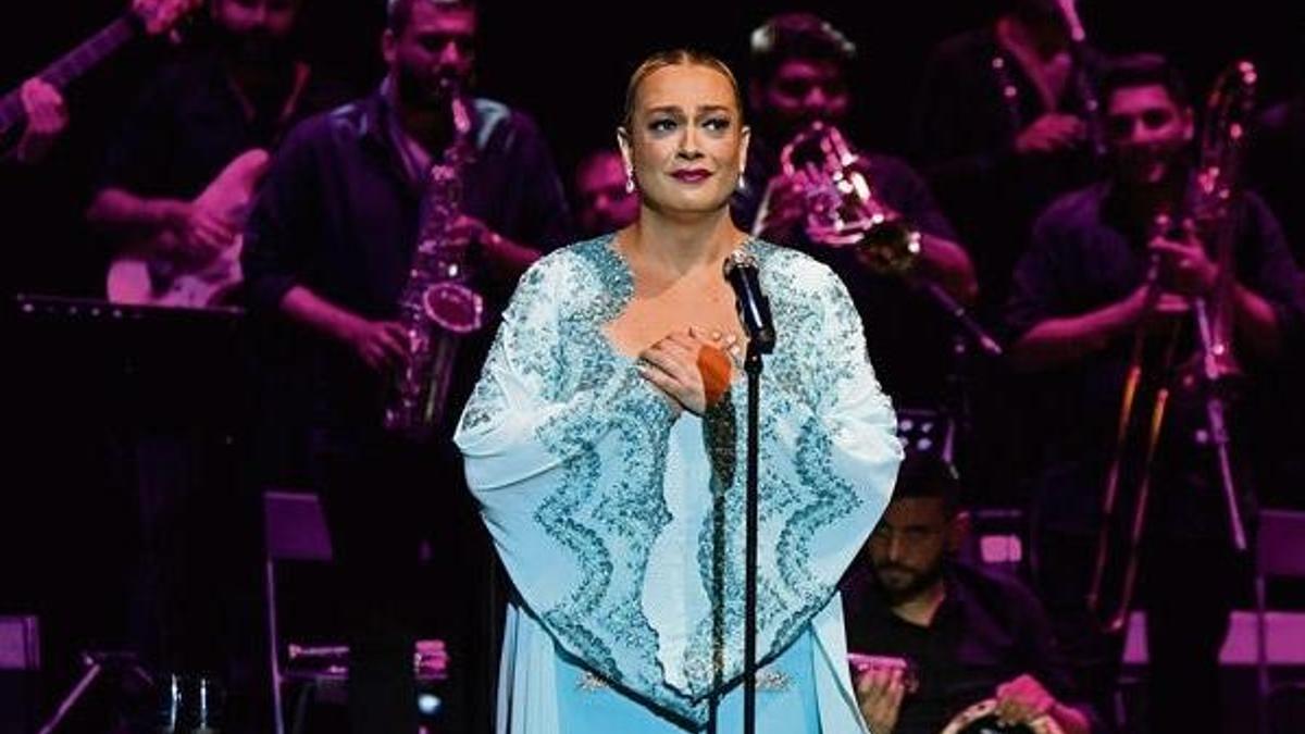 Konsere ağlayarak başladı