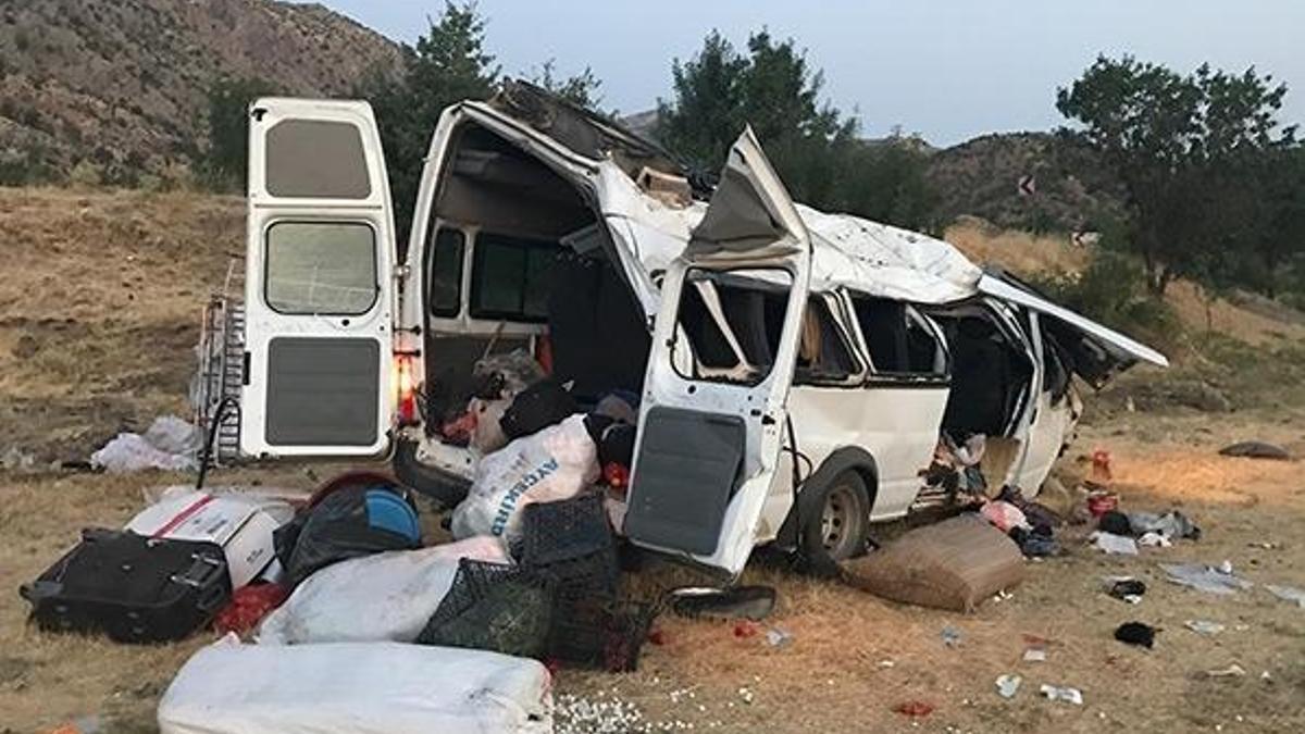 Diyarbakır - Bingöl kara yolunda minibüs devrildi: Çok sayıda yaralı var