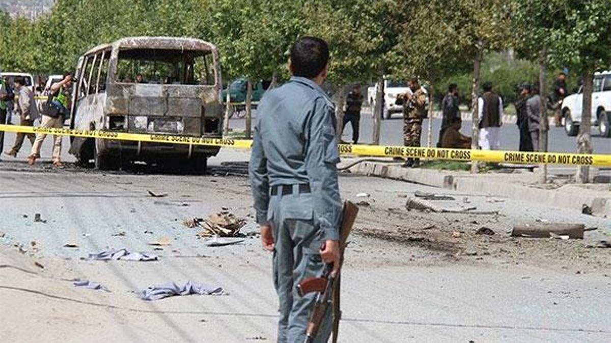 Afganistan'da otobüse bombalı saldırı! En az 32 ölü