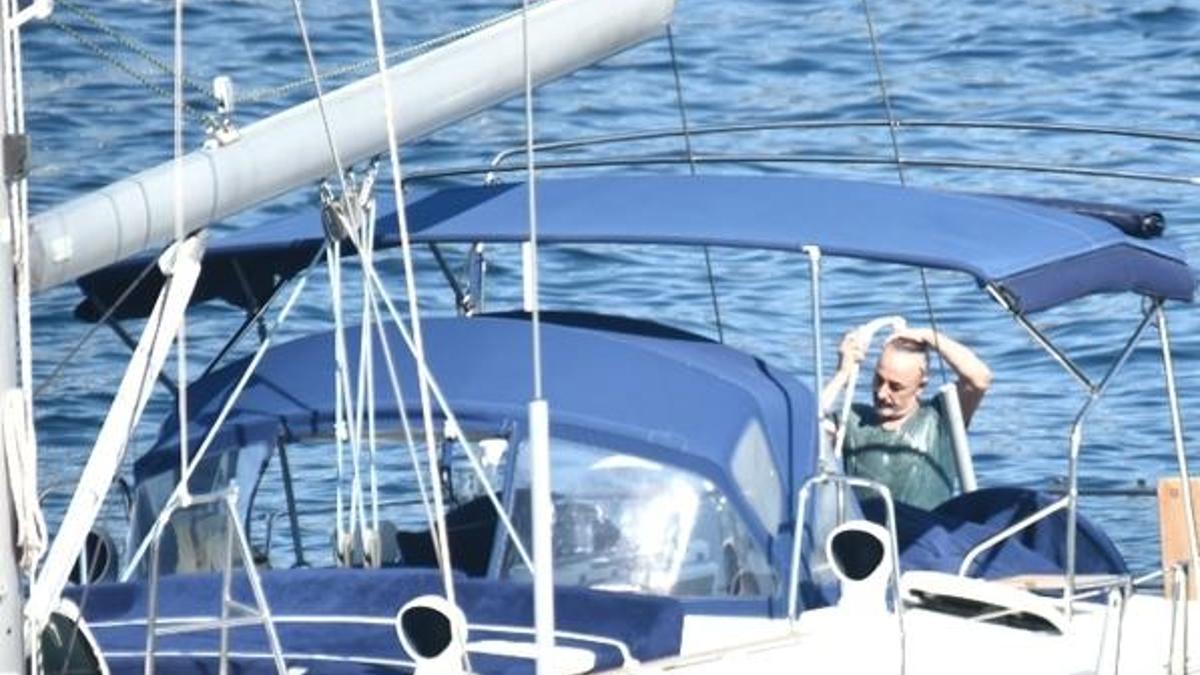 Denize girmedi, tişörtüyle duş aldı